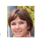 Diplomübersetzerin und Lehrerin hilft bei Übersetzunsaufgaben